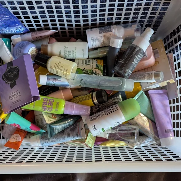 Assorted Beauty and Skincare Products - Picture 7 of 7